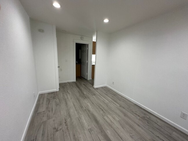 Building Photo - 230 SE 6th Ave