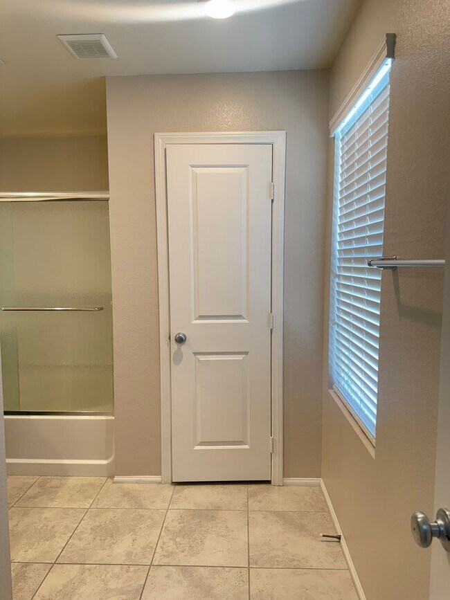 Building Photo - Beautifully Upgraded Townhome in Inspirada