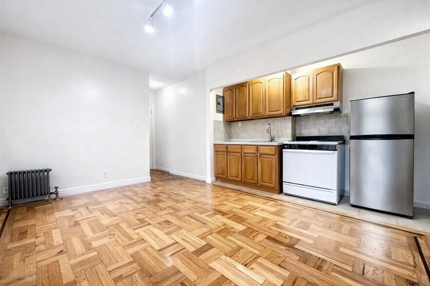 Building Photo - 10 Adrian Ave