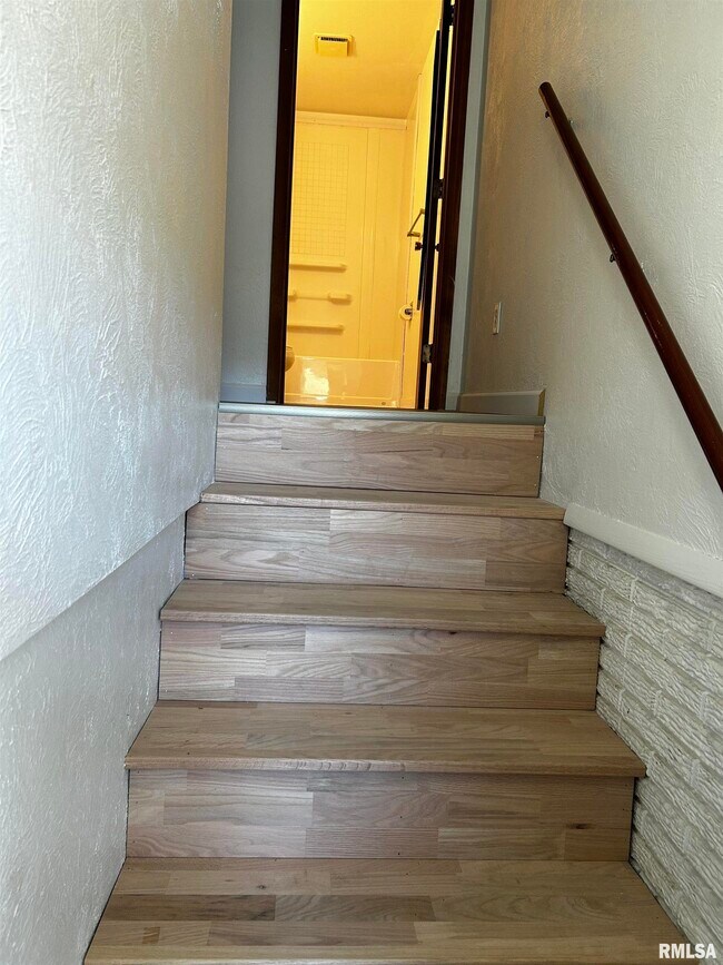 Building Photo - 1107 Eisenhower Dr