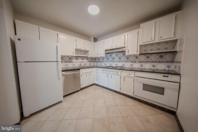 Building Photo - 8370 Greensboro Dr