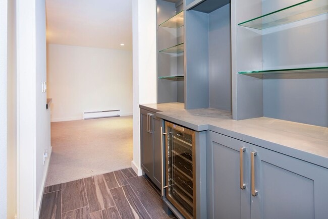 Building Photo - 2bed/2bath Condo in the Heart of Coast Village!