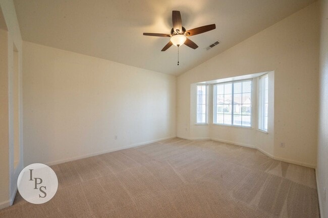 Building Photo - Kerman Westside Home, 3BR/2BA, Built 2004 - Lots of Amenities!