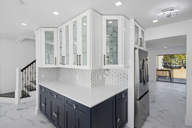 Building Photo - $200 RENT CREDIT | AVAILABLE NOW!