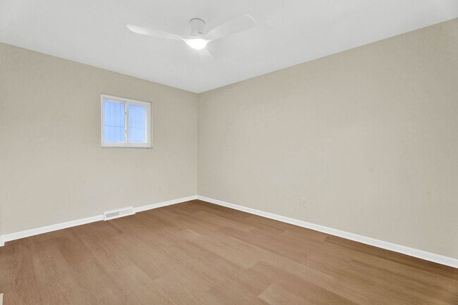 Building Photo - 3BD | 3BTH - NEWLY RENOVATED - ON SYLVAN LAKE