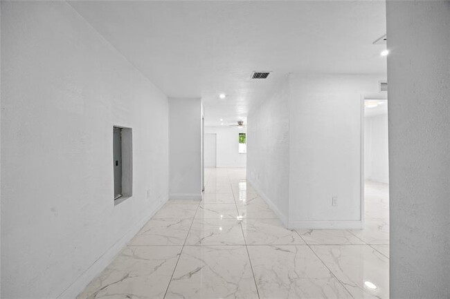 Building Photo - 1525 NE 160th St