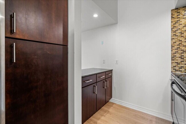 Building Photo - 2200 Dickson Dr