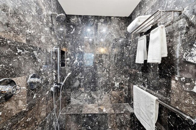 Building Photo - 5332 Balcones Dr