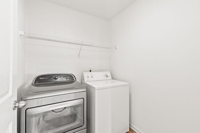 Building Photo - Move-in Ready (Fresh Paint, New Carpet!)