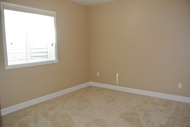 Building Photo - 5Bed/3.5Bath Home in Blackstone Country Club Community