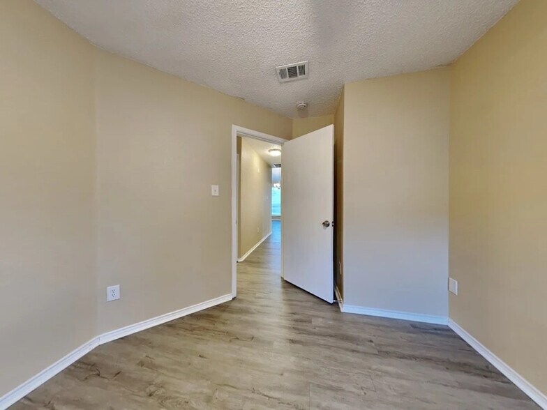 Building Photo - 10644 Shadywood Dr