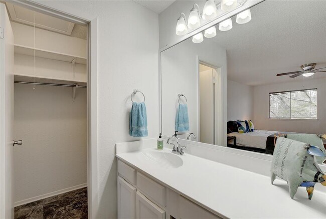 Building Photo - 4505 Clarno Dr