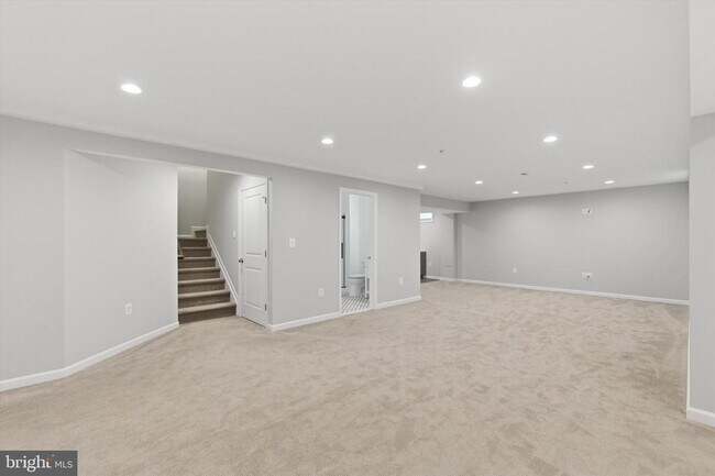 Building Photo - 7585 Holly Ridge Dr