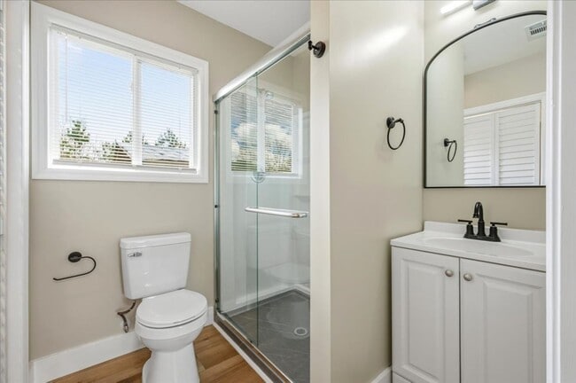 Building Photo - Charming 3-Bedroom Home with Large Fenced Yard in Richmond Hill!