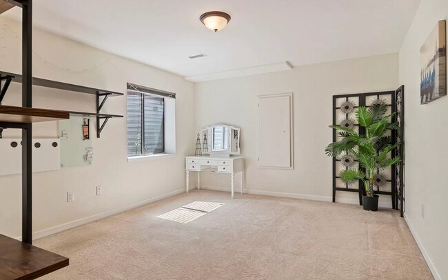 Building Photo - Huge room in a large shared home, private ...
