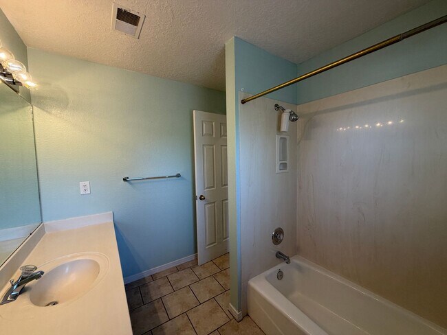 Building Photo - 6517 Glen Oak NE