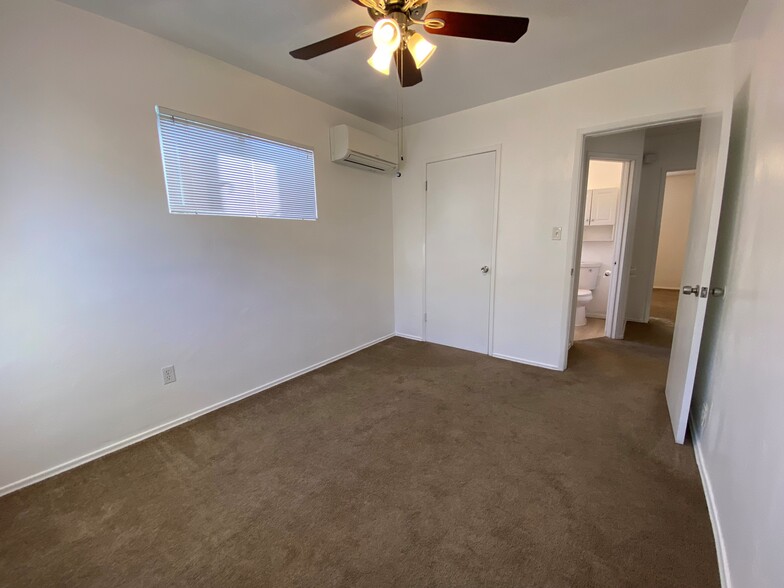 Bedroom with air conditioning - 1976 Missouri St