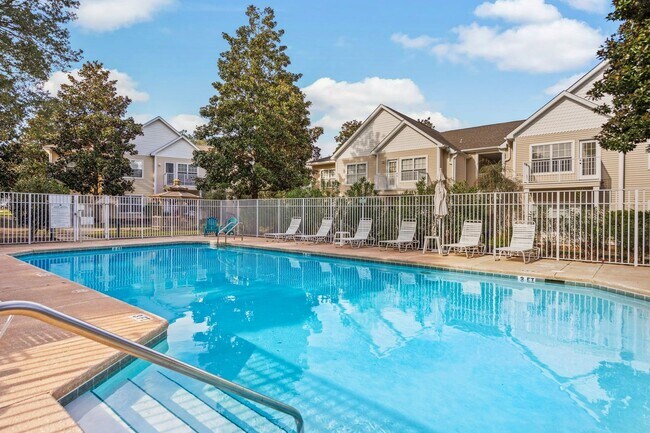 Building Photo - Great 1 Bedroom Unit at the Oaks!