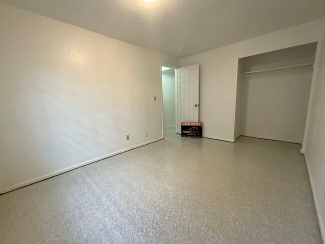 Building Photo - 1124 Vitt Dr