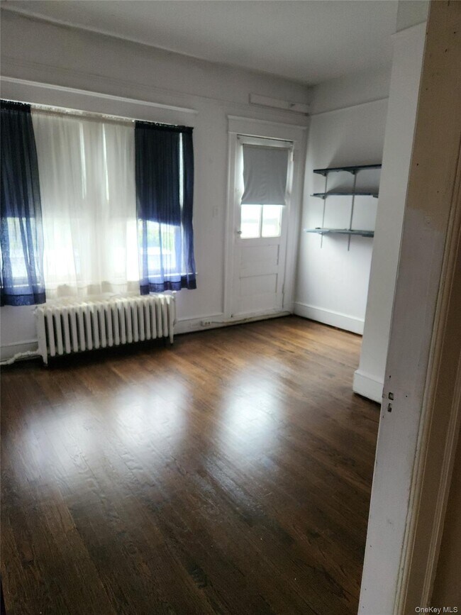 Building Photo - 547 Violet Ave