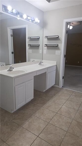 Building Photo - 2015 Beckenham Walk Ln