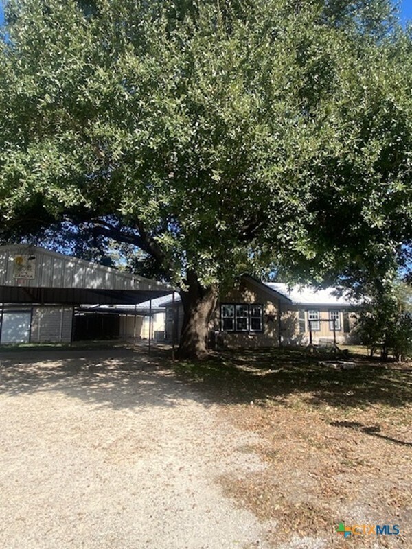 Building Photo - 214 S Hackberry Ave