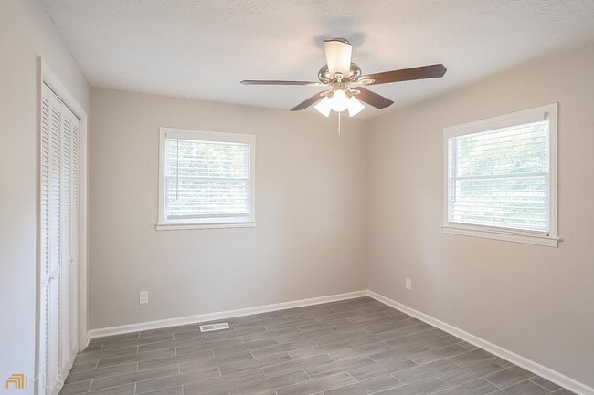 Building Photo - 6060 Ridge Way