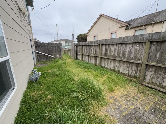 Building Photo - Charming Coastal Living 2 Bed, 1 Bath with...