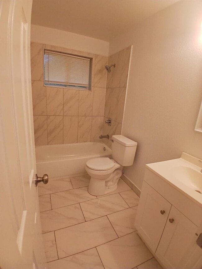 Building Photo - 1320 NE 146th St