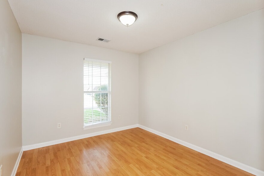 Building Photo - 7875 Sarah Ann Dr S