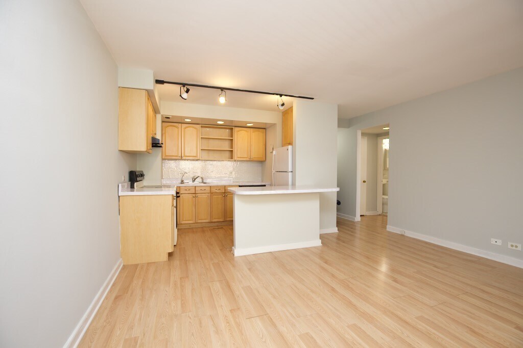 Building Photo - 428 W Wellington Ave