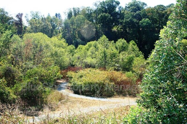 Building Photo - 300 Riverbend Dr