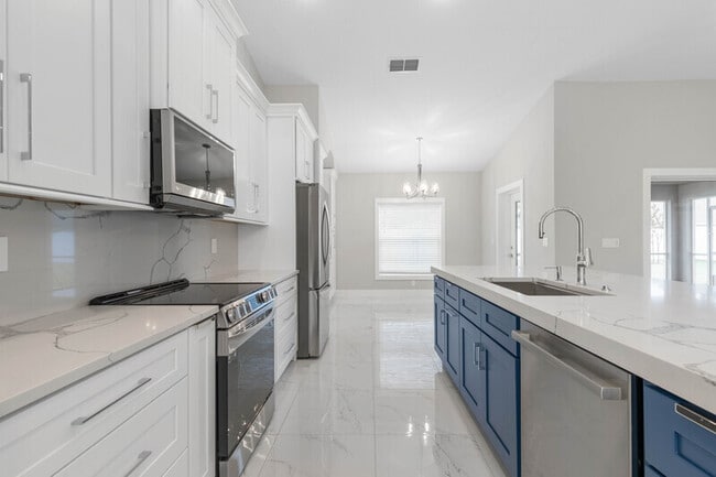 Building Photo - 12 Wheeler Ln