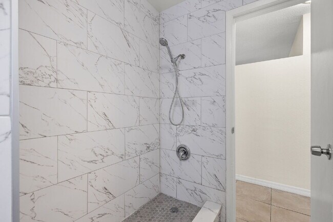 Building Photo - "Charming 3-Bed, 2-Bath Gem in St. Petersburg – 1200 Sq Ft of Cozy Living!"