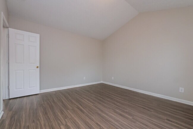 Building Photo - 521 Lakecourt Dr