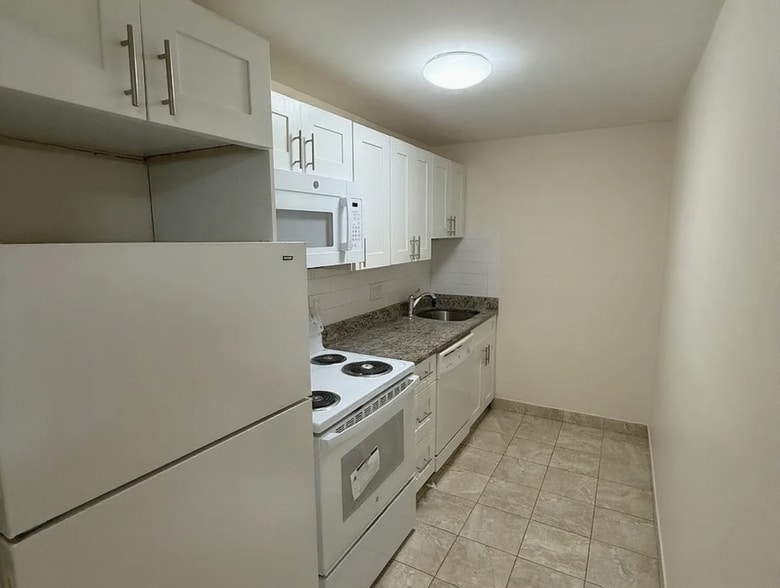 Building Photo - 112 Dustin St