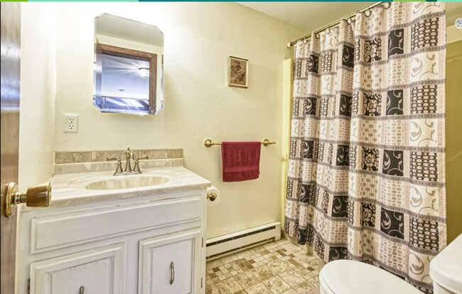 Building Photo - Enfield - 3 Bed, 2 Bath fully furnished home with a loft - $3000