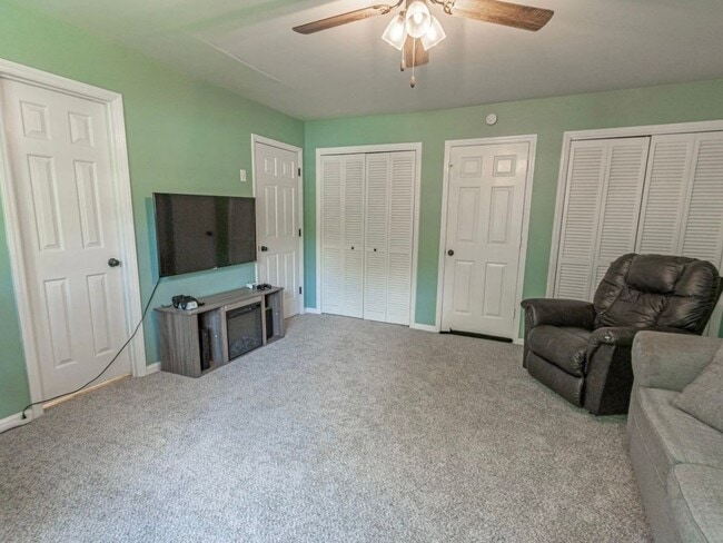 Building Photo - 379 Red Fox Rd