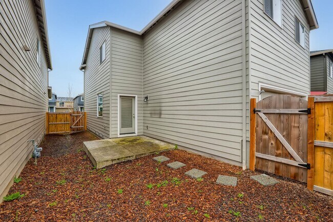 Building Photo - Beautiful Gresham Single-Family Home COMING SOON with a SPECIAL OFFER of $150 credit on your firs...