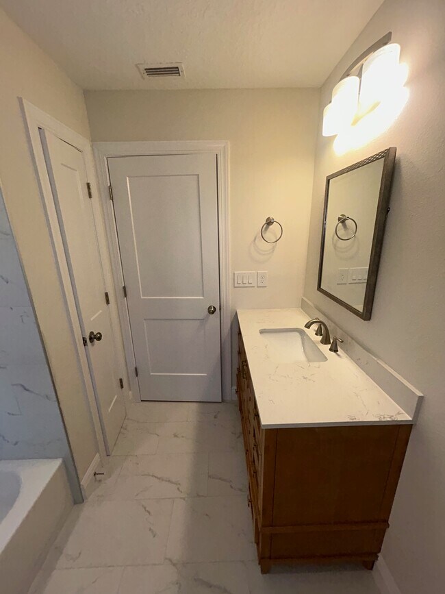 Building Photo - 206 W Fox St