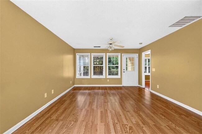 Building Photo - 744 W Vincent Dr