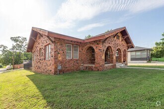 Building Photo - Midtown 3/2 with 2 Car Garage!