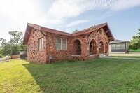 Building Photo - Midtown 3/2 with 2 Car Garage!