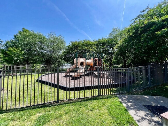 Building Photo - Stunning home in the sought after Suffolk ...
