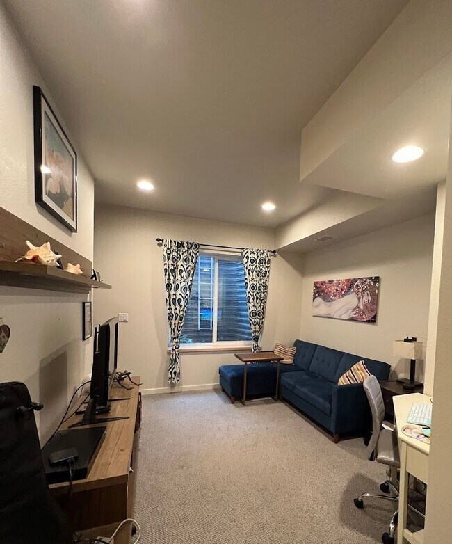 Building Photo - Modern Townhouse in Can't Beat Location - Available 8/1