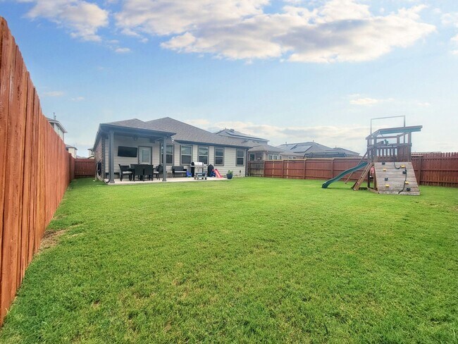 Building Photo - Beautiful 4 Bed / 2.5 Bath Home in Pfluger...