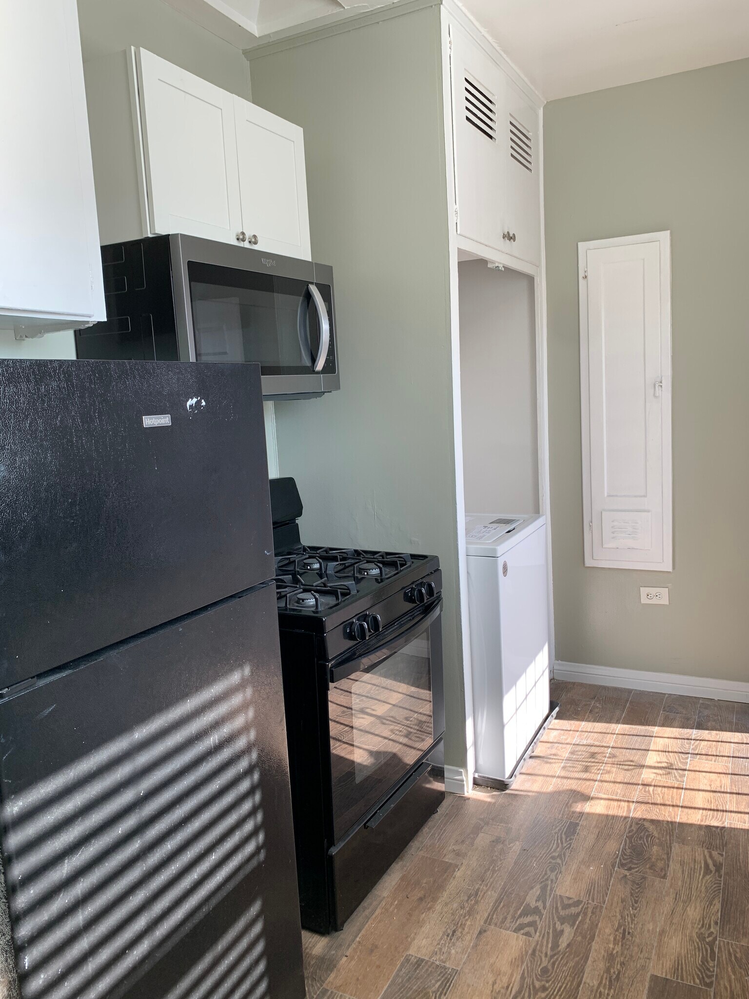 Building Photo - 2028 1/2 S West View St