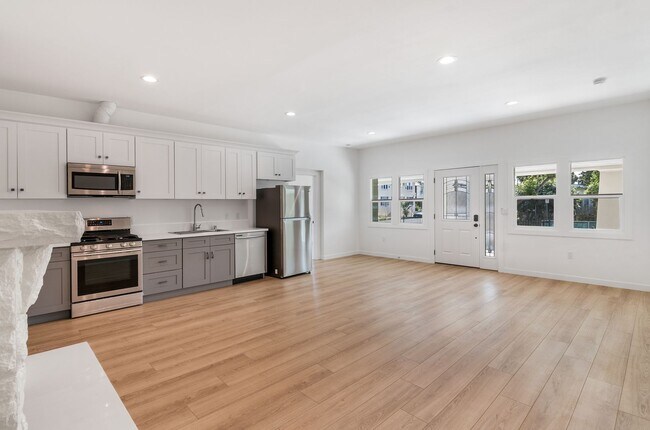 Building Photo - 1538 W 30th St