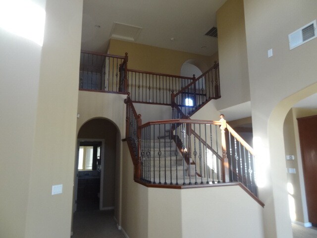 Building Photo - Huge home in Elk Grove