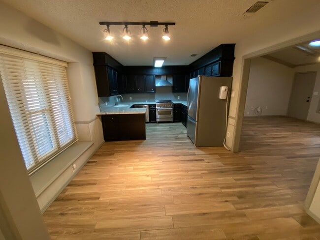 Building Photo - Beautiful Updated 3/2/2 in The Meadows
